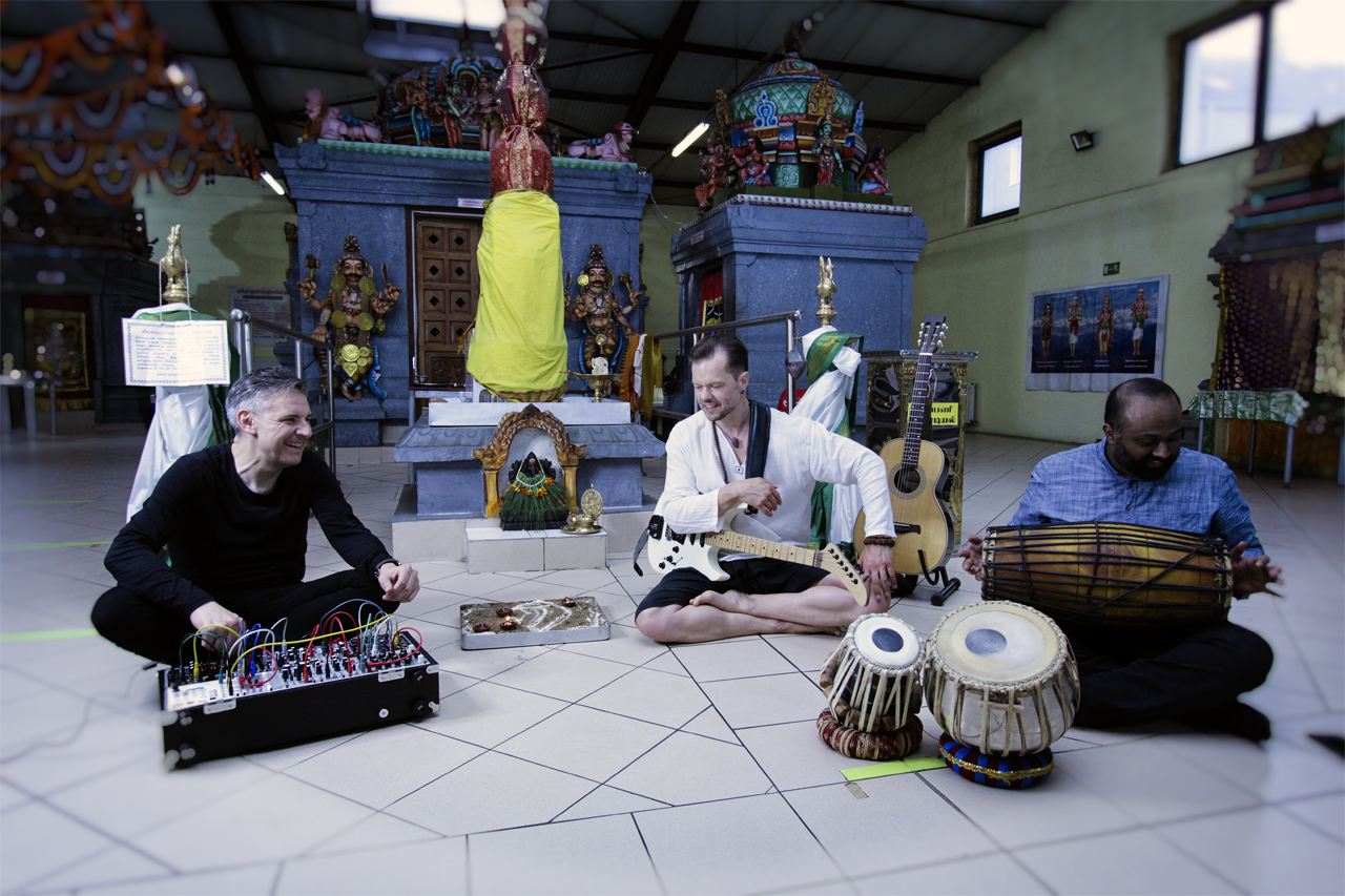 3 men making music together in hindi tempel